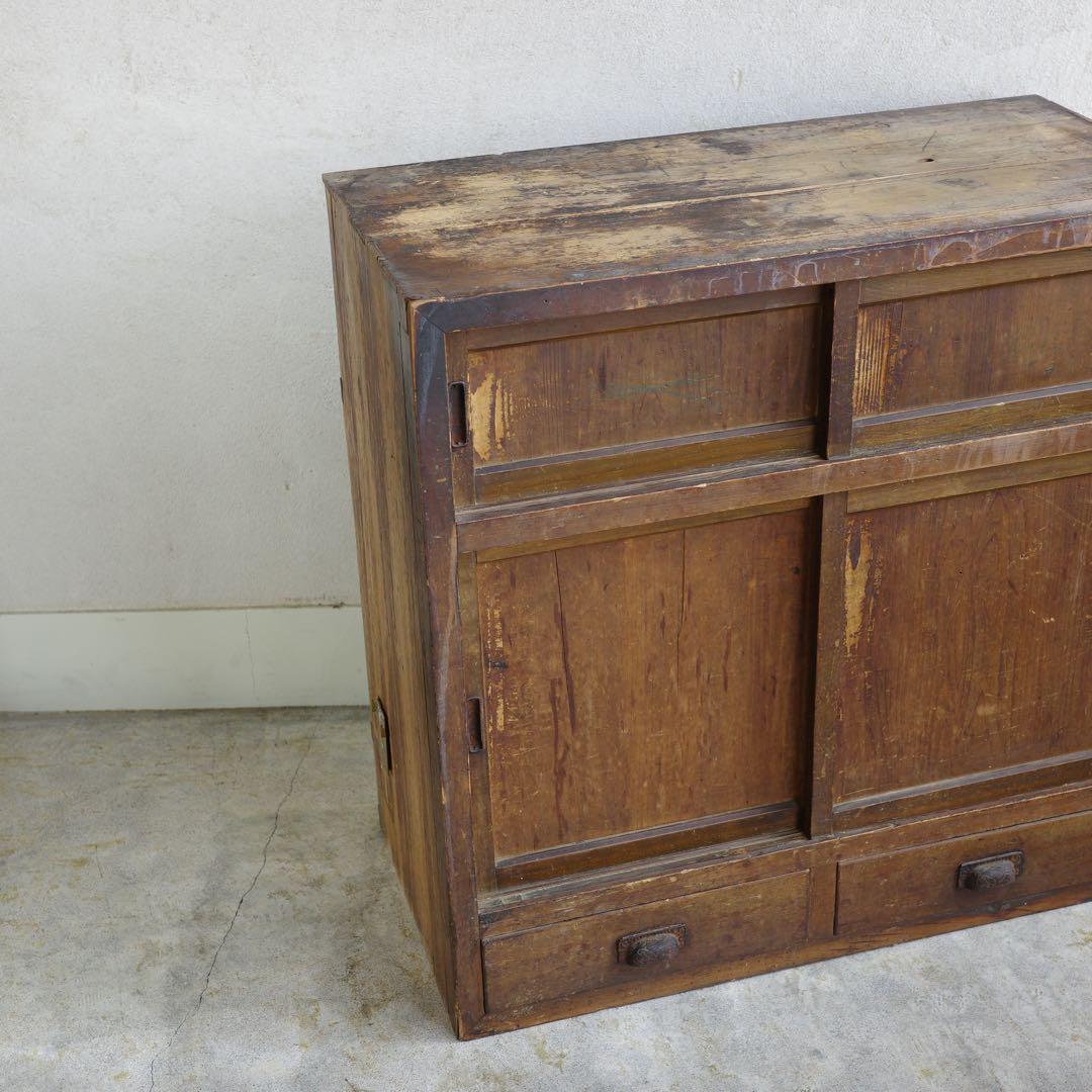 草むしり！　日本の古い引き戸の棚