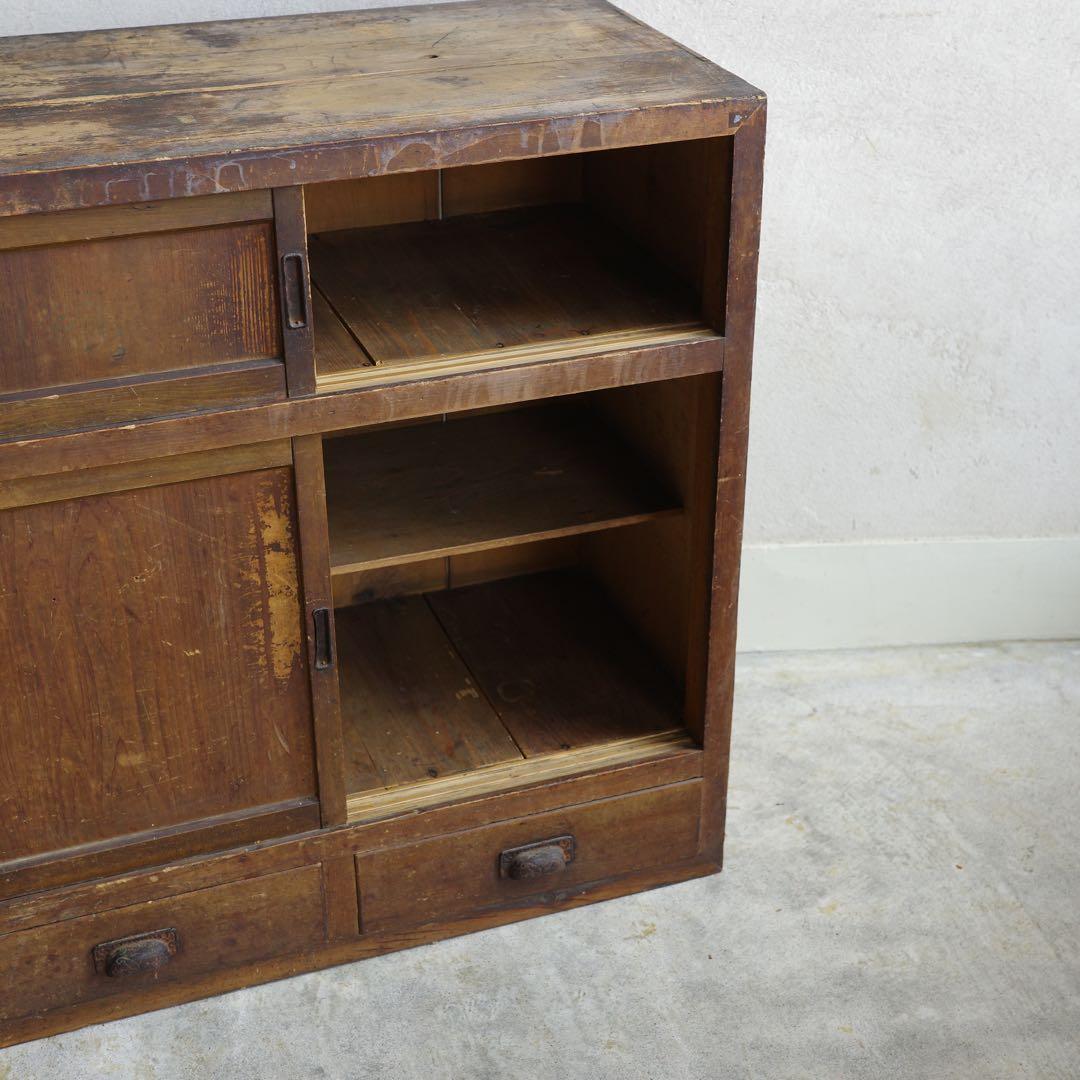 草むしり！　日本の古い引き戸の棚