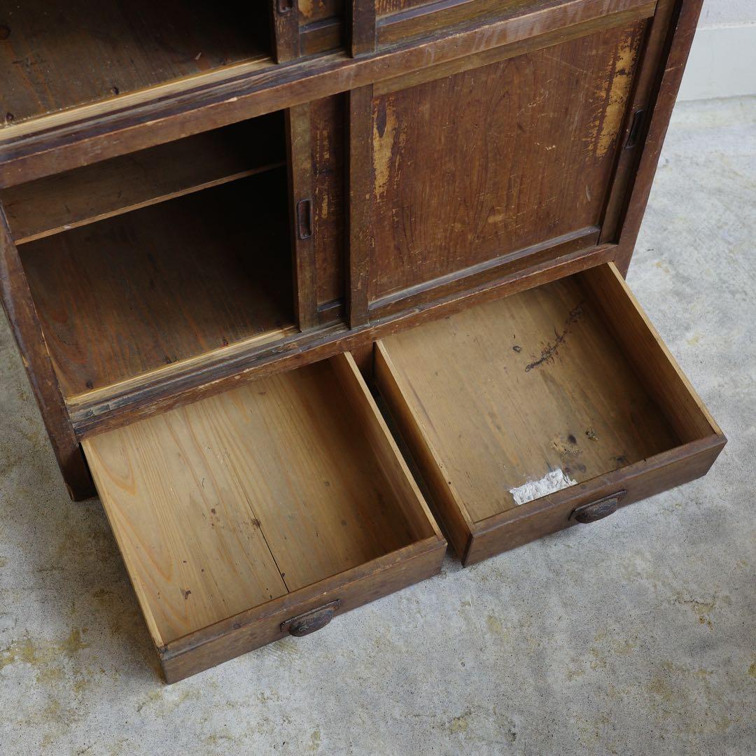 草むしり！　日本の古い引き戸の棚