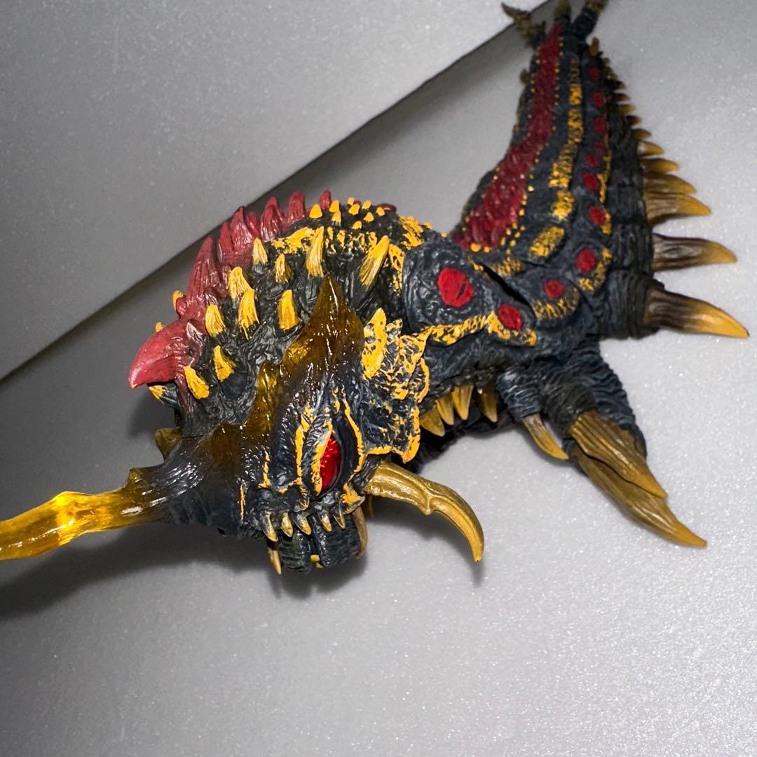 S.H.MonsterArts バトラ 幼虫 フィギュア