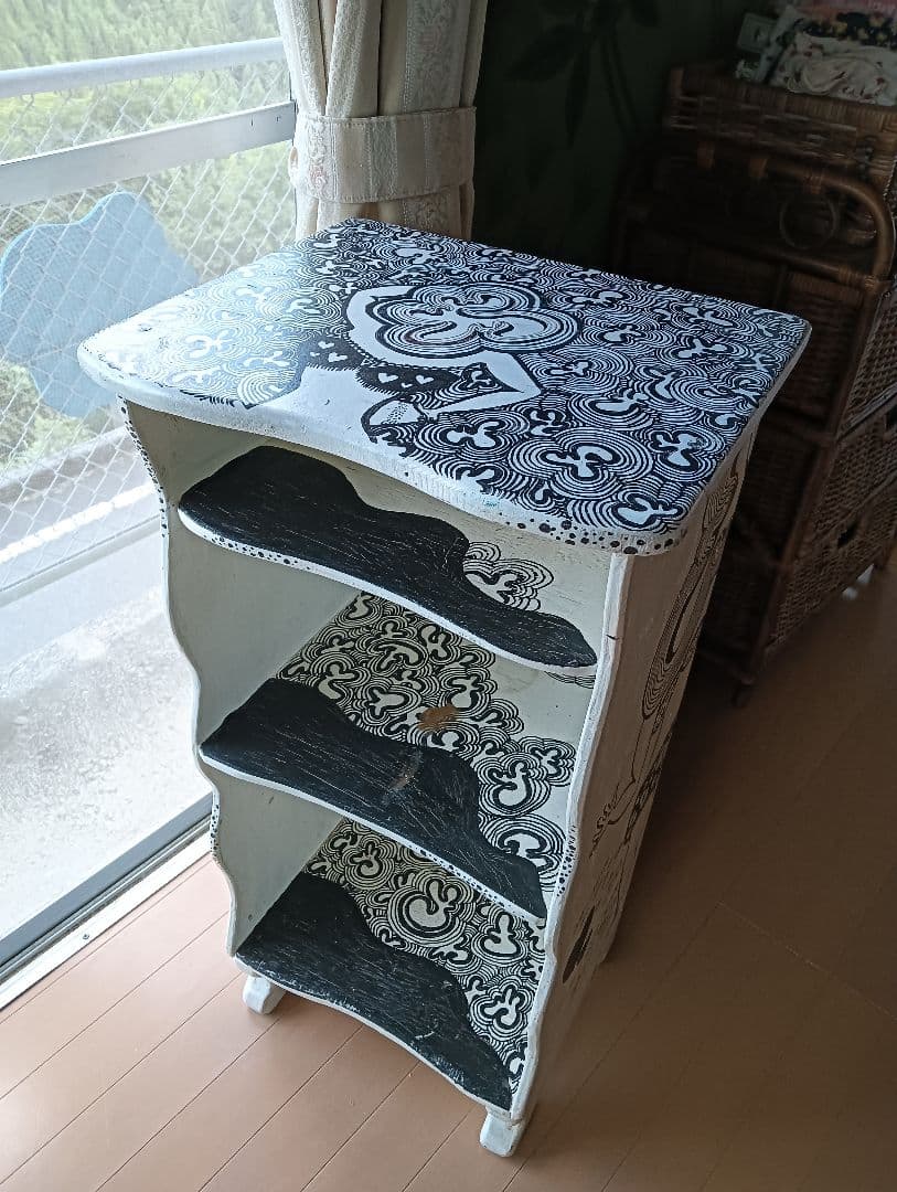 木製　モノクロ　シェルフ　1点物　猫足