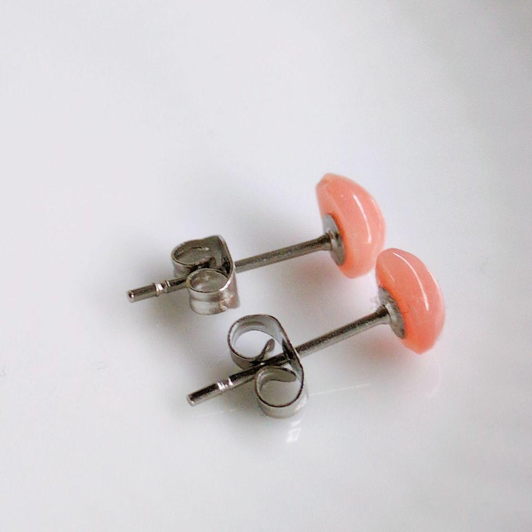 ハンドメイド新品小さなペアシェイプカボション桃色サンゴのスタッドピアス珊瑚