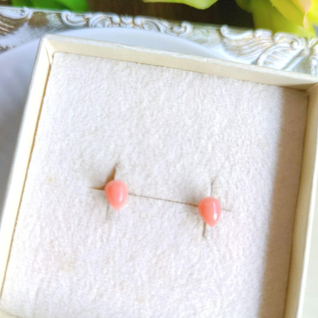 ハンドメイド新品小さなペアシェイプカボション桃色サンゴのスタッドピアス珊瑚