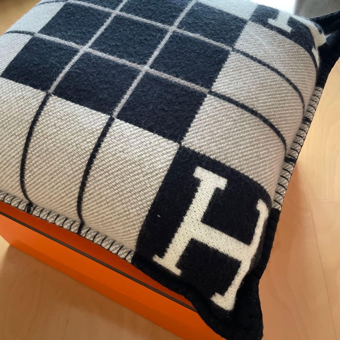 新品未使用　クッション 《アヴァロンIII》 PM