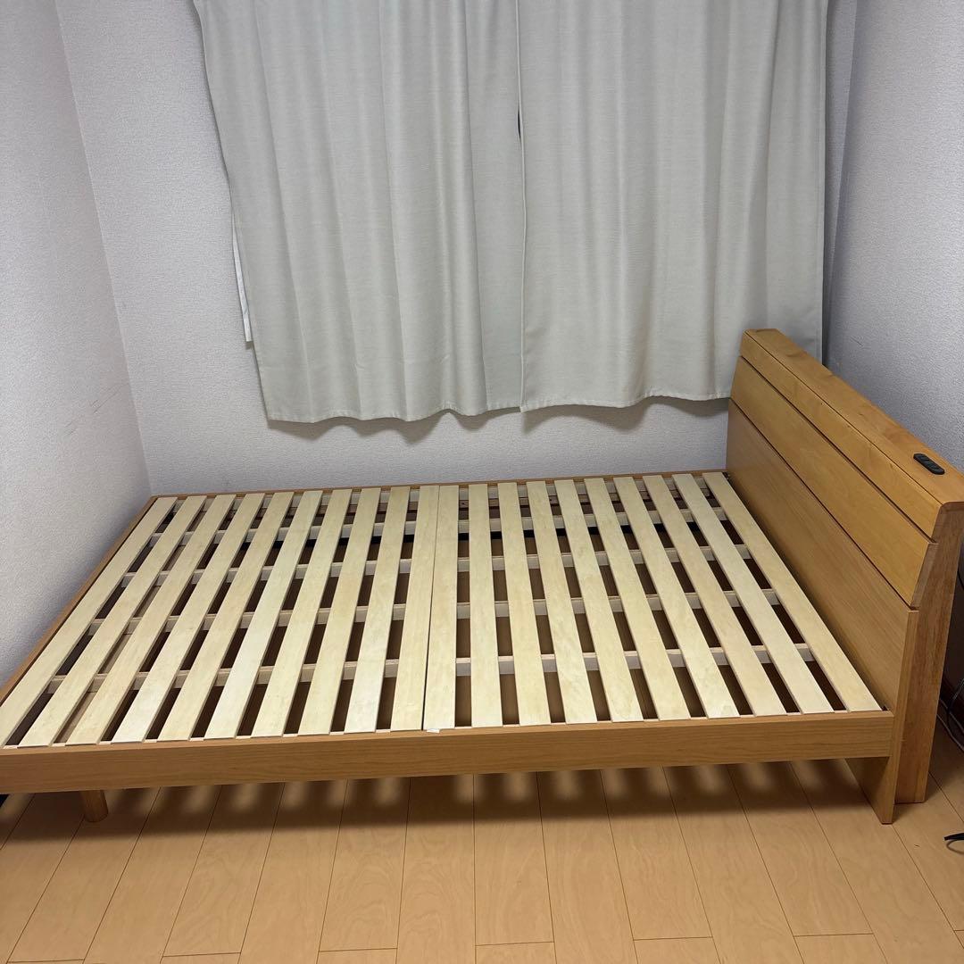 木製ダブルベッド　マットレス付けれます！