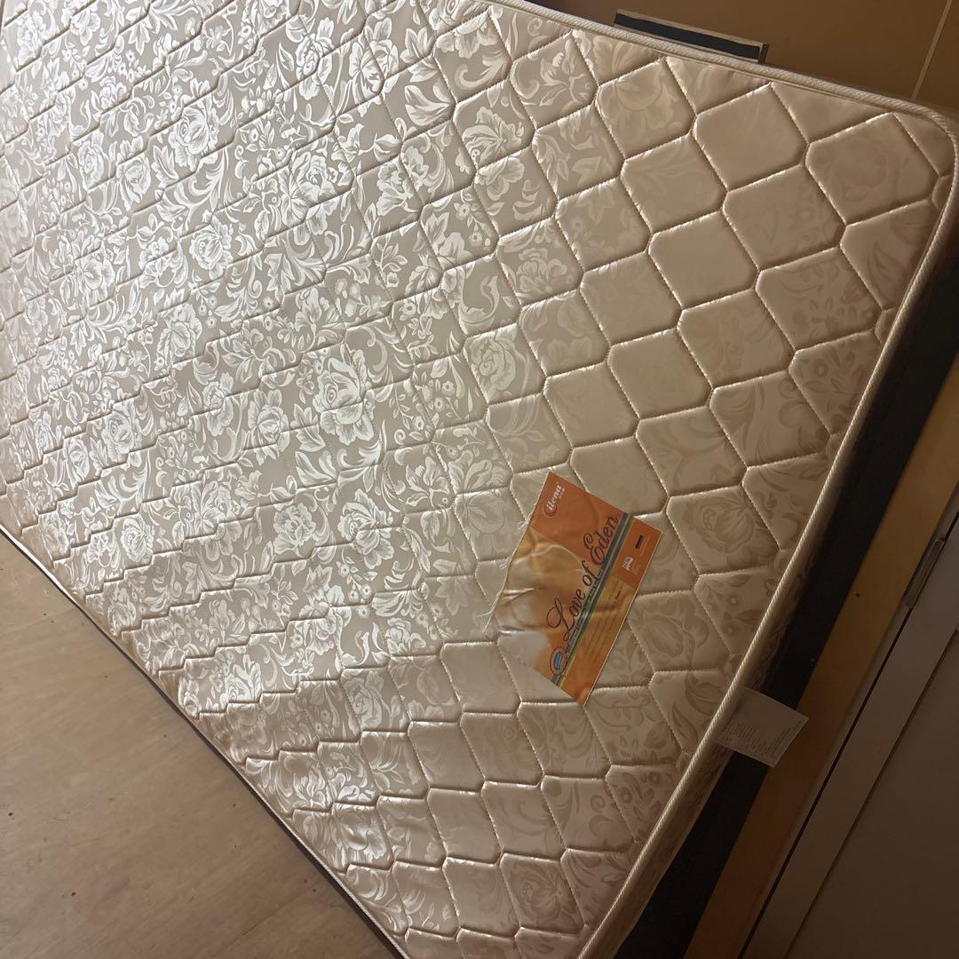 木製ダブルベッド　マットレス付けれます！