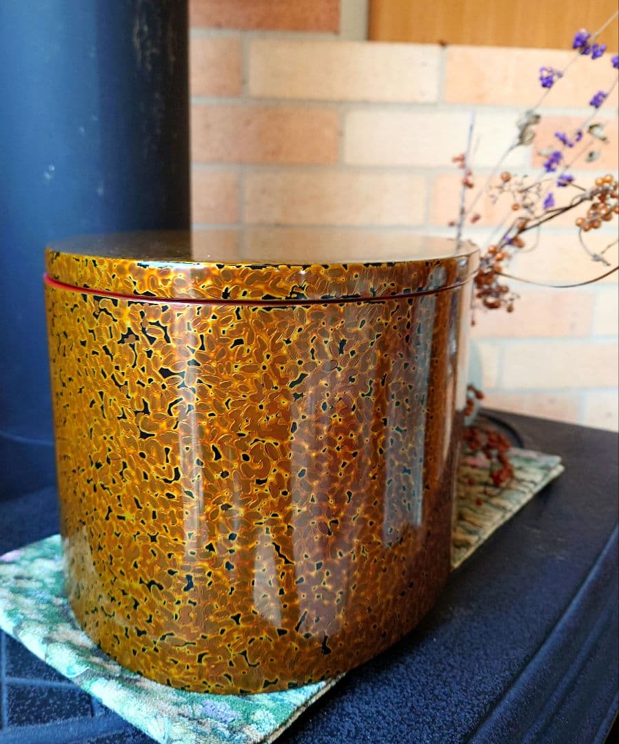 美術工芸　漆工芸　宝箱　木製　くり抜き　展示会で購入　大ぶり厚み　底に浅い筋傷