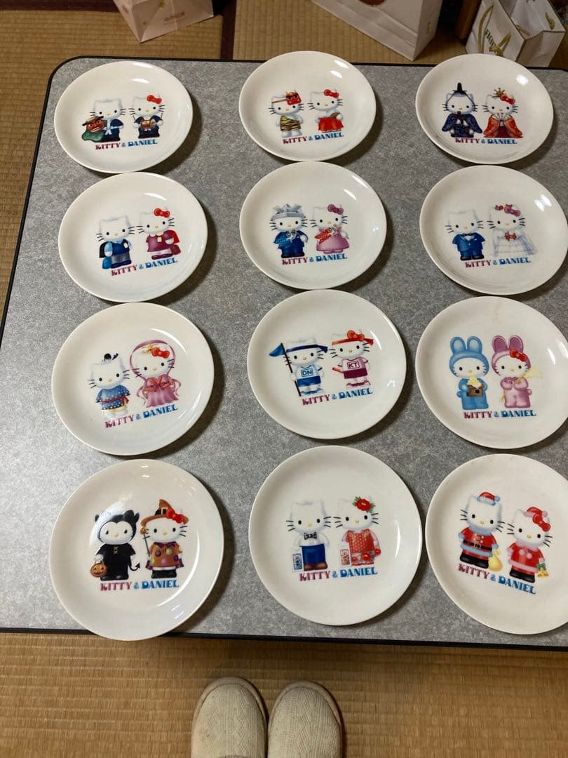 未使用キティーちゃんダニエル月ごと違うお皿12枚セット