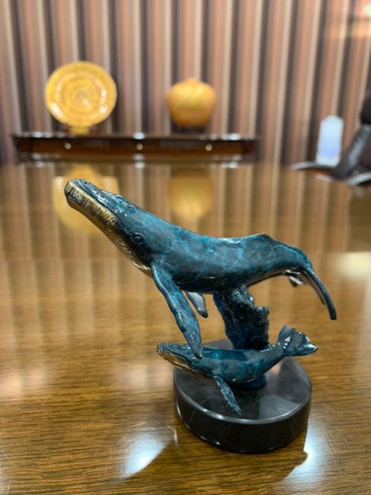 クリスチャンラッセンのクジラの家族のオブジェ - メルカリ