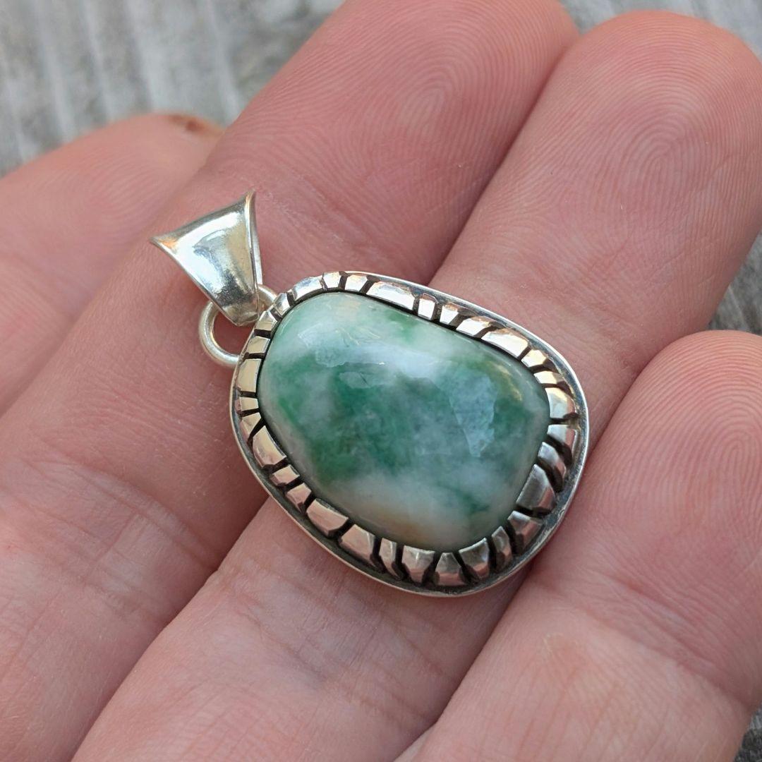 ハンドメイドの翡翠ネックレストップ　インディアンジュエリー風　オールハンドメイド