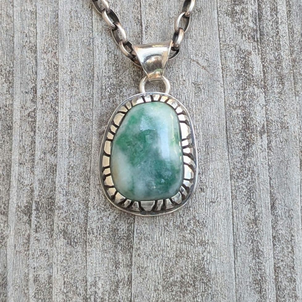 ハンドメイドの翡翠ネックレストップ　インディアンジュエリー風　オールハンドメイド