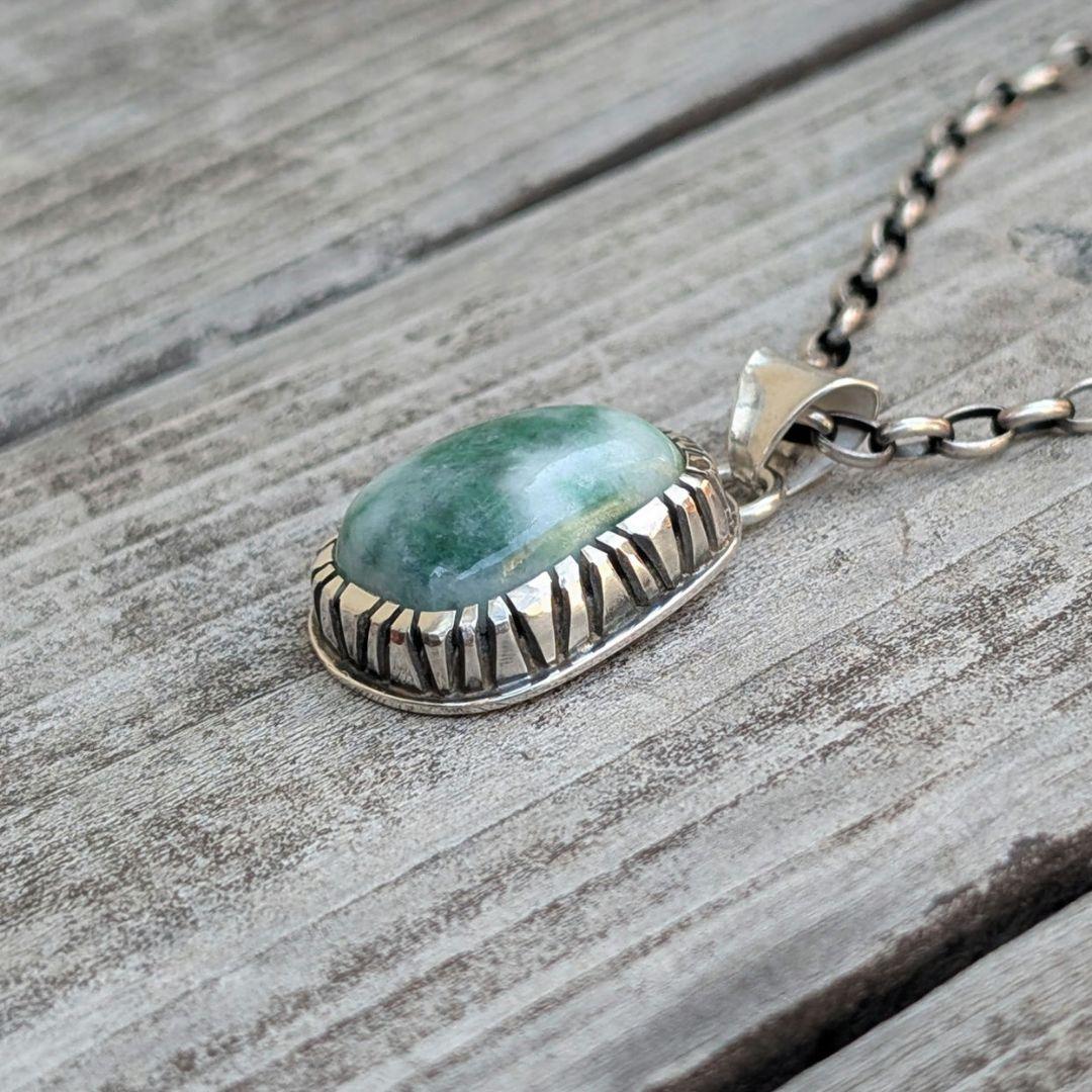 ハンドメイドの翡翠ネックレストップ　インディアンジュエリー風　オールハンドメイド