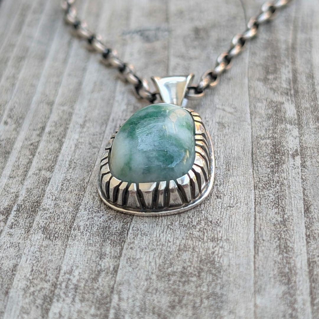 ハンドメイドの翡翠ネックレストップ　インディアンジュエリー風　オールハンドメイド