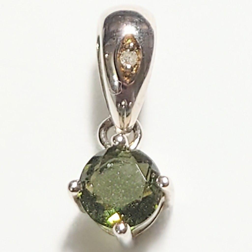 ★モルダバイト×ダイヤモンド ラウンドカット ペンダント(SA+)