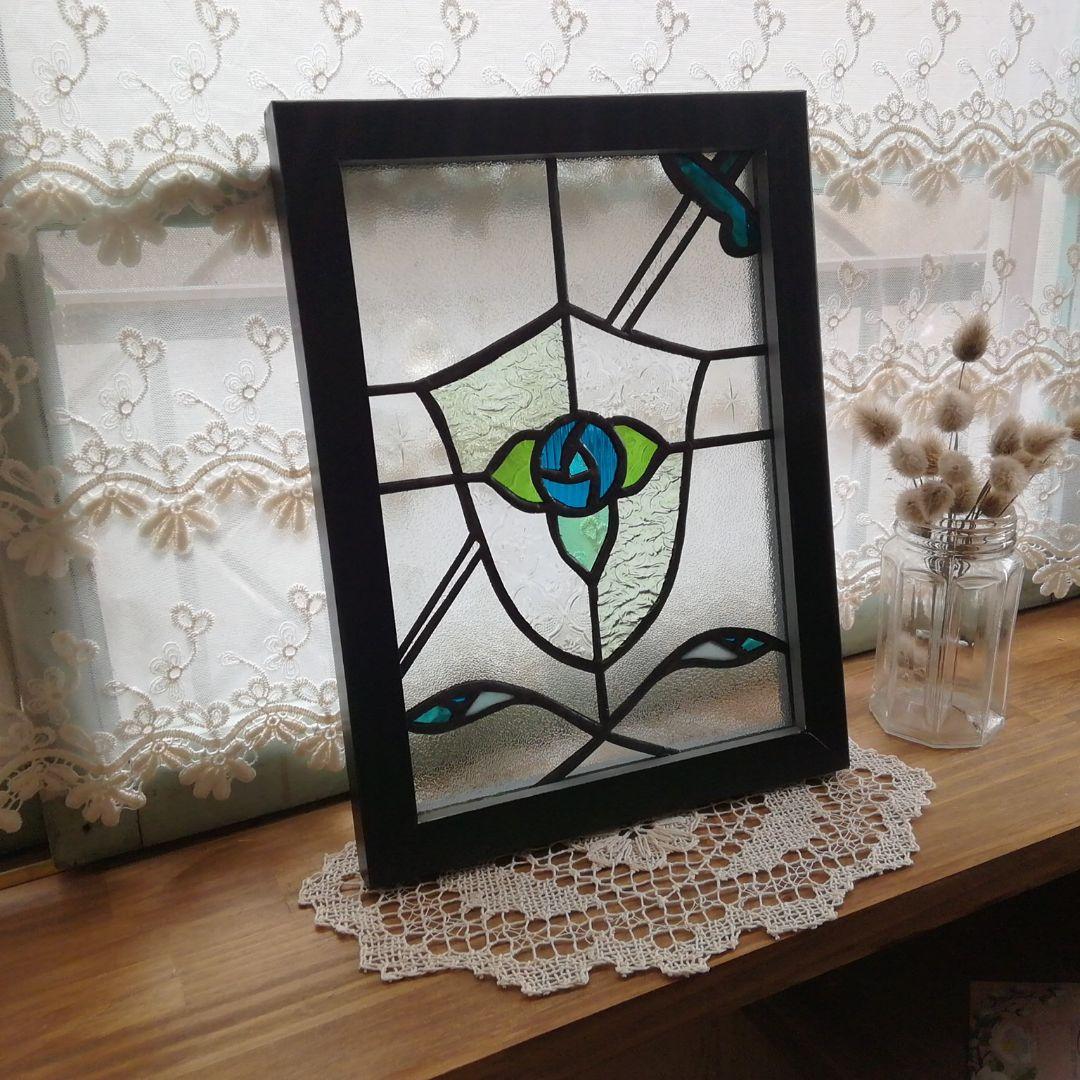 販売済みサンプル画像ハンドメイドのステンドグラス　青い薔薇の紋章