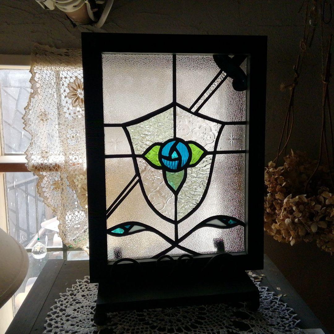 販売済みサンプル画像ハンドメイドのステンドグラス　青い薔薇の紋章