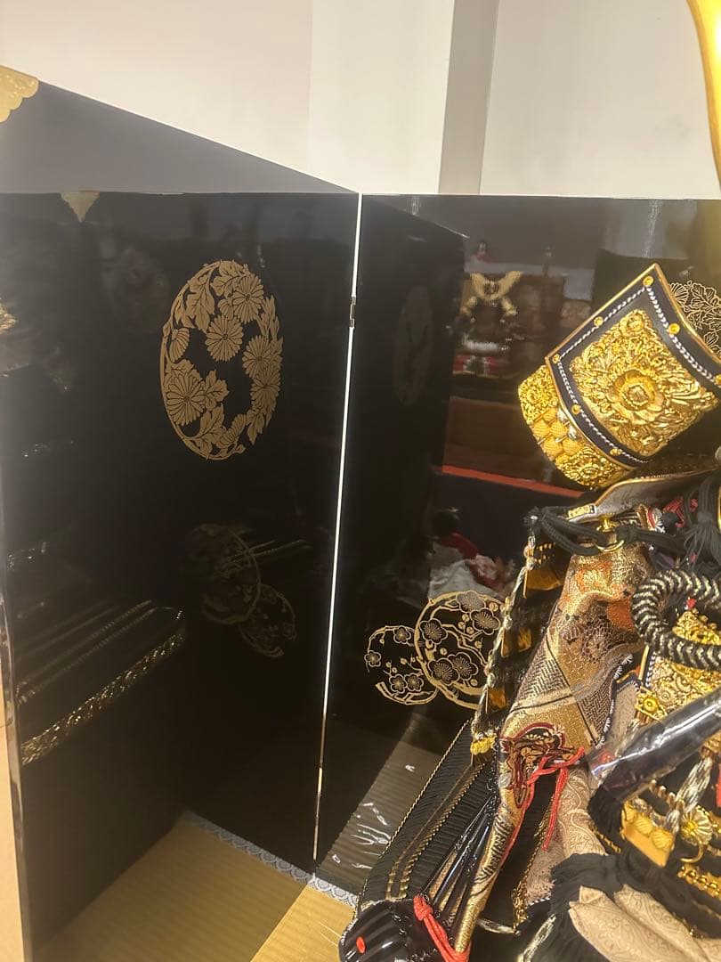 五月人形 鎧飾り 豪華兜鎧一式 金装飾 黒屏風付き 端午の節句 新品未使用