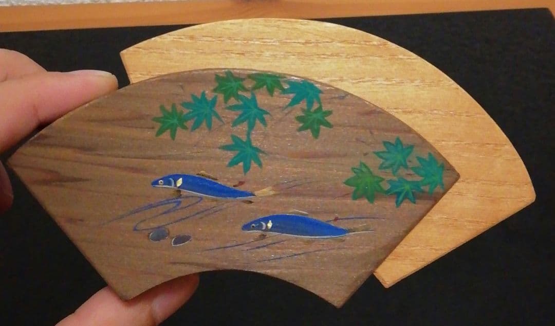 清水晃樹作 加州工芸 神代杉 清流魚絵 扇面 香合 共箱 栞付 茶道具