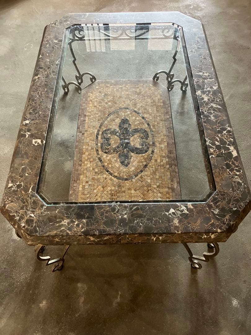 マクタンストーン ガラストップテーブル 百合の紋章