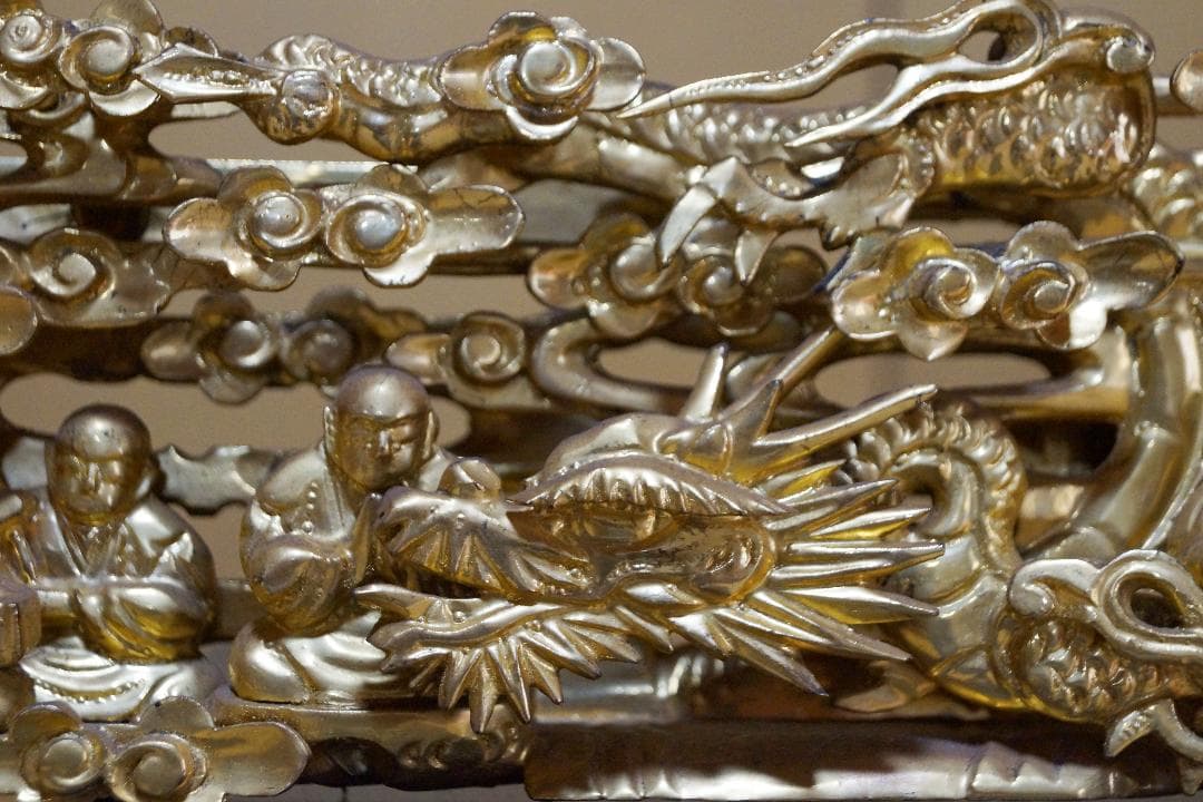 大正期 木製透かし彫り『龍羅漢図』金箔塗り 欄間飾り木彫欄間 仏壇飾りオブジェ
