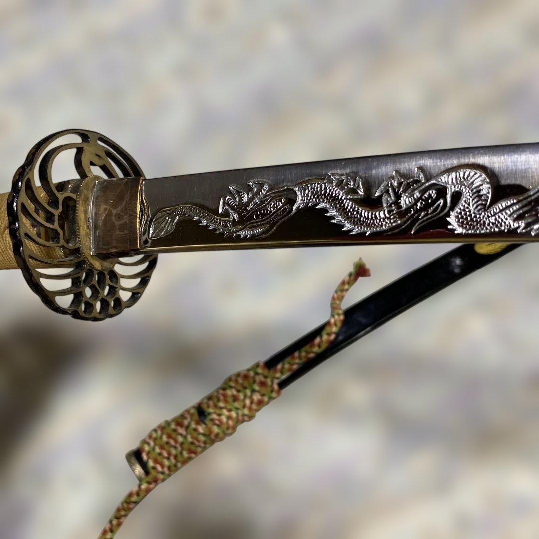 模造刀 太刀 金茶柄 鶴羽透し丸鍔 太刀造り龍図黒呂鞘 - メルカリ