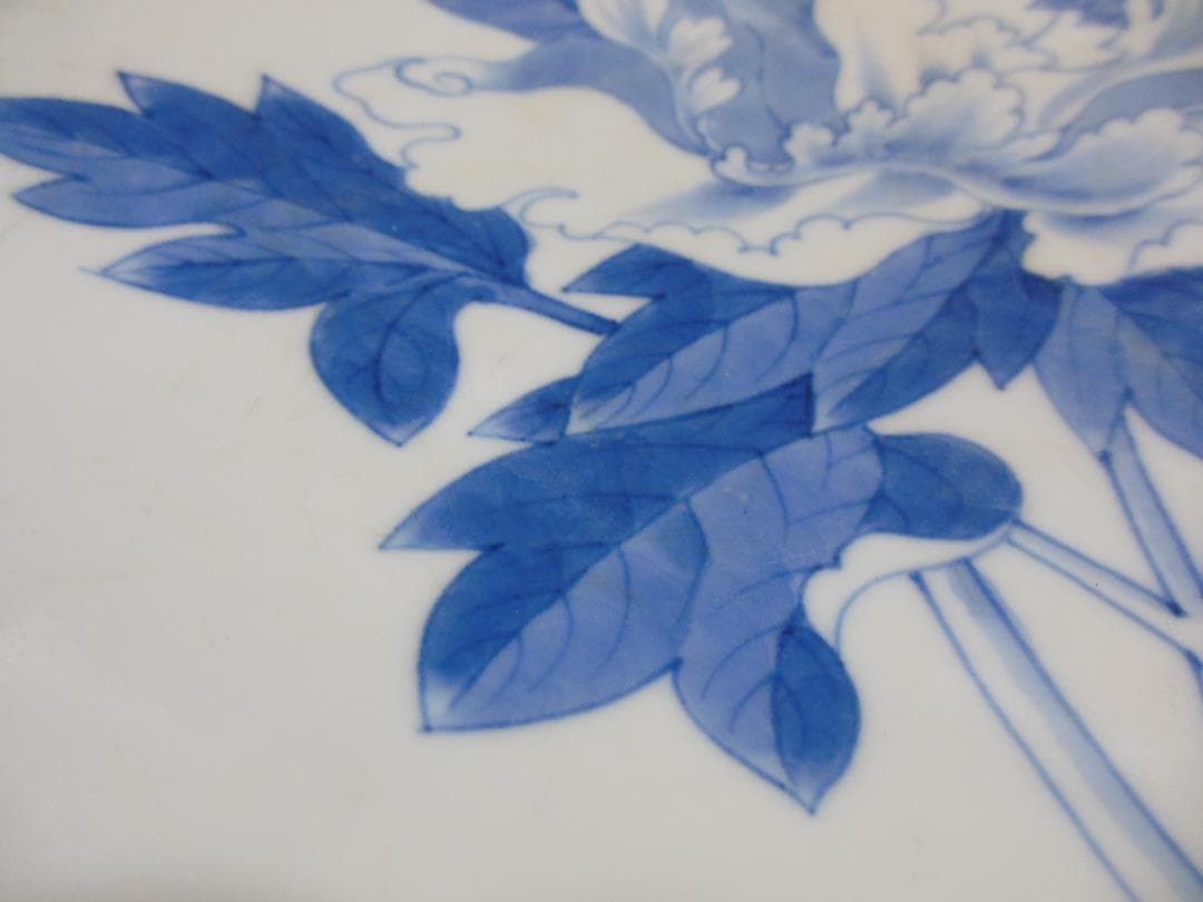 鍋島焼　染付牡丹文大皿（江戸後期）