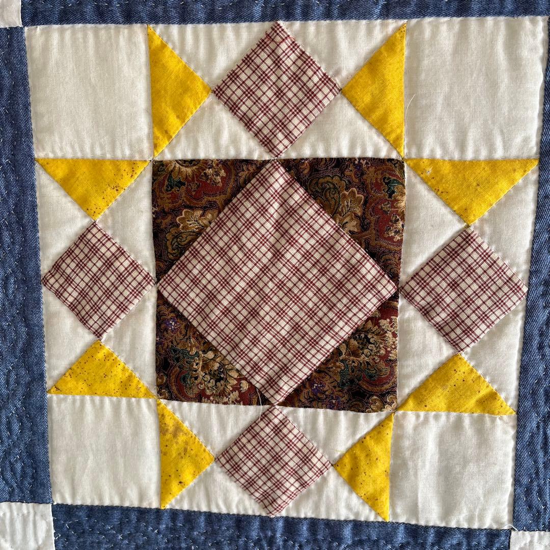 真四角なカラフルなキルトタペストリー