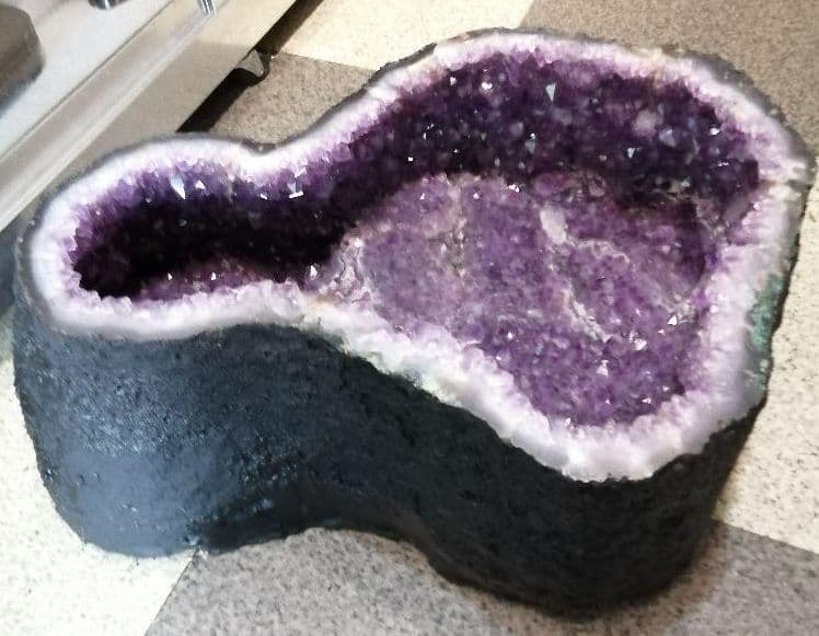 アメジストドーム　上：17.4kg 　下：57kg 　台座12.5kg