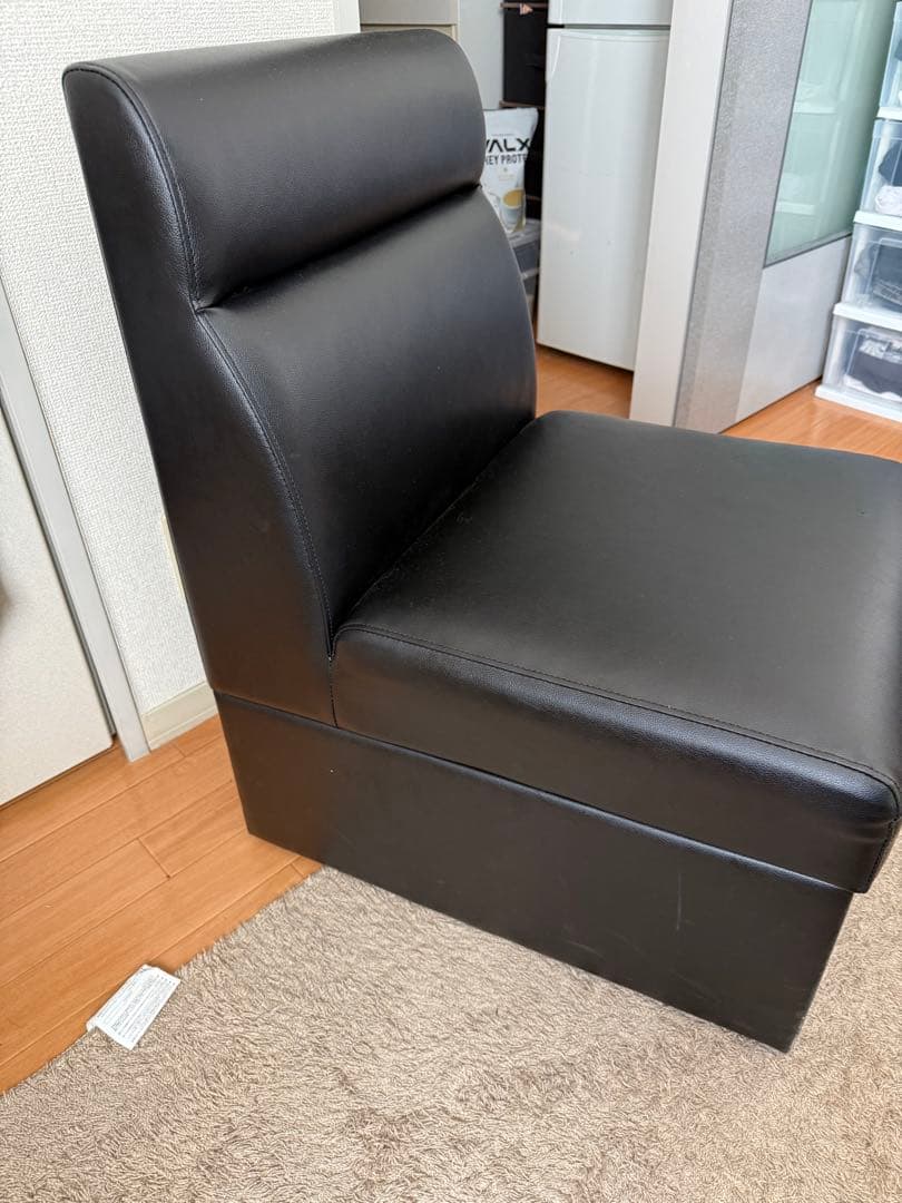 黒い1人掛けソファ