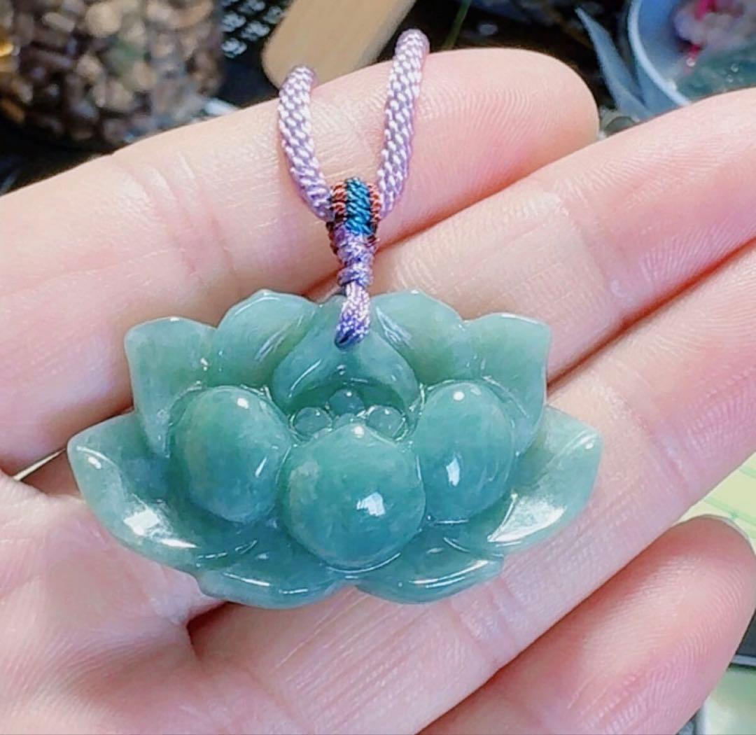 R2-02063天然本翡翠《本物保証》 緑蓮花ひすいペンダント ネックレス