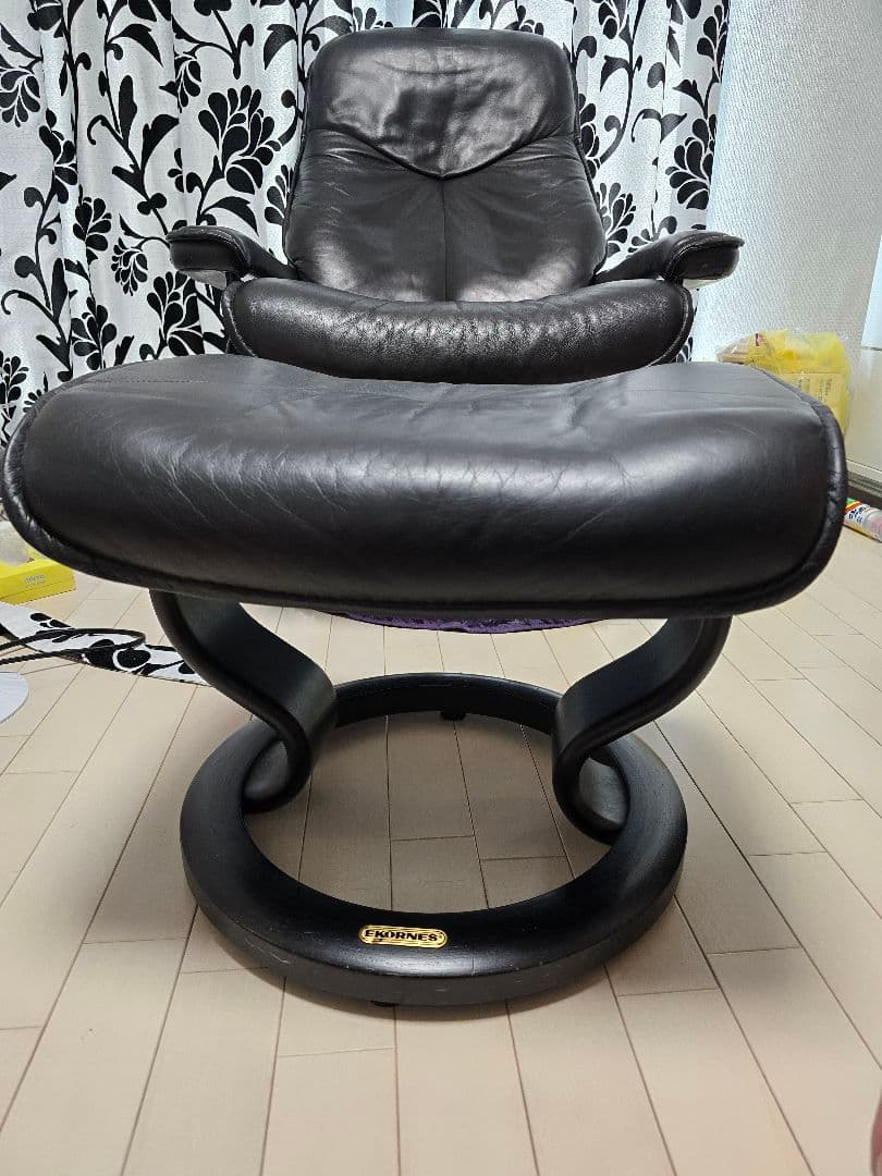 EKORNES 黒 レザー 回転式座椅子　オットマン付き