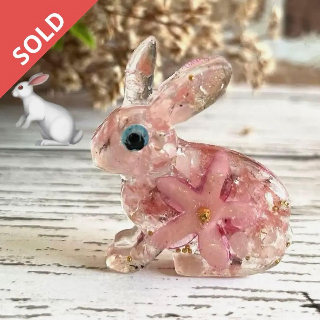 うさぎ　オルゴナイトブローチ はしるうさぎ｜木のブローチ（受注制作）【ご注文から1ヶ月以内にお