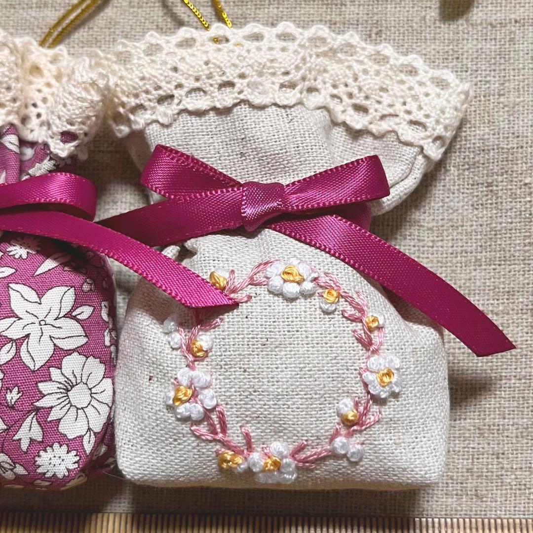 No.2302-45 ミニストラップサシェ（香り袋）2個組 ラズベリーピンク刺繍