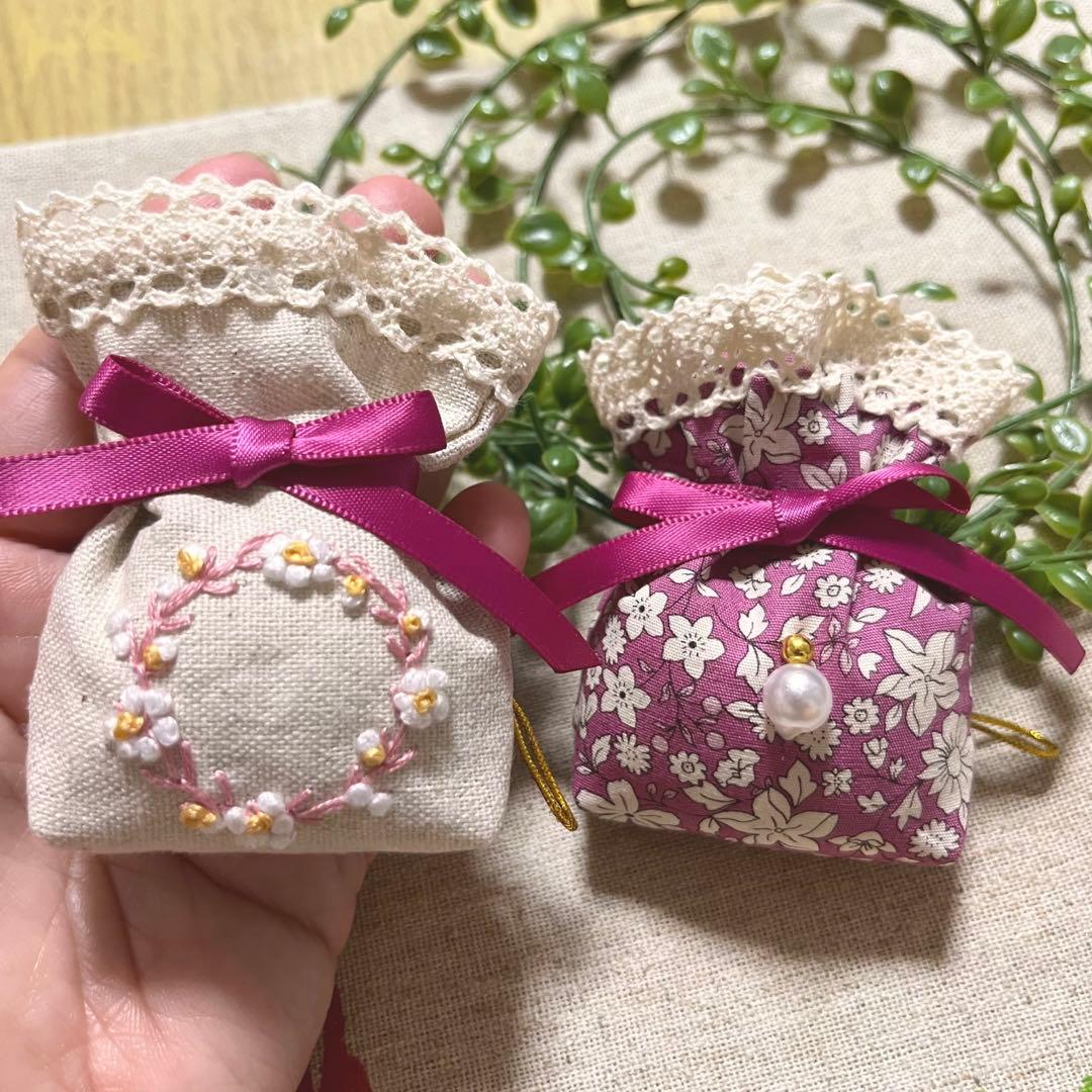 No.2302-45 ミニストラップサシェ（香り袋）2個組 ラズベリーピンク刺繍