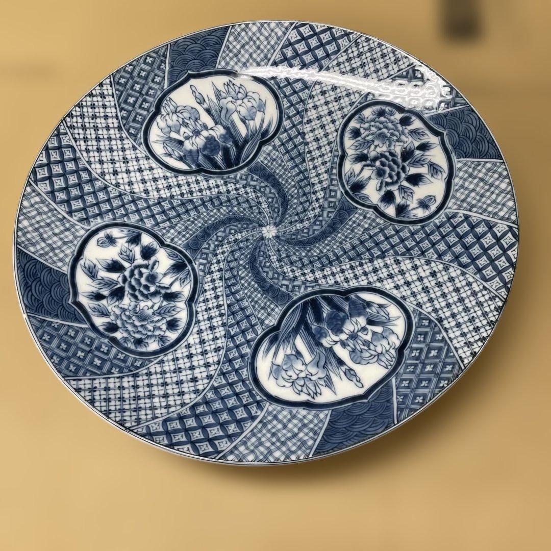 青い花柄の渦巻き模様の皿　　-20