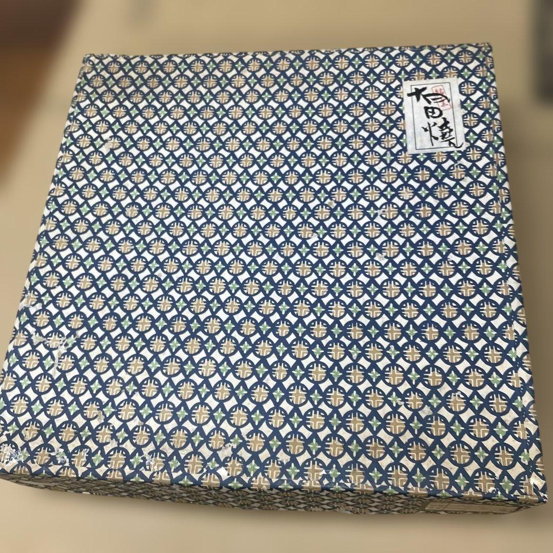 青い花柄の渦巻き模様の皿　　-20