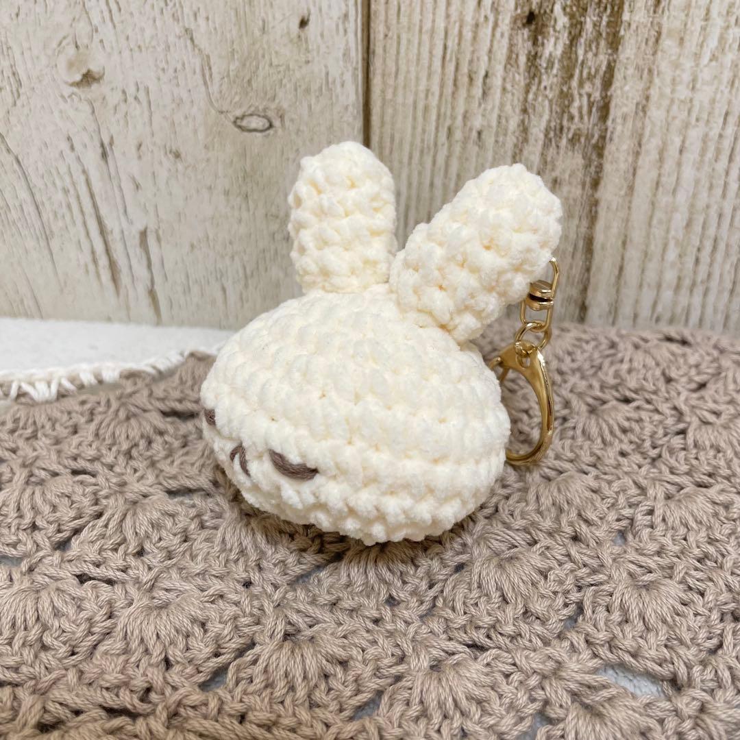 ホワイトうさぎ型あみぐるみキーホルダー - メルカリ