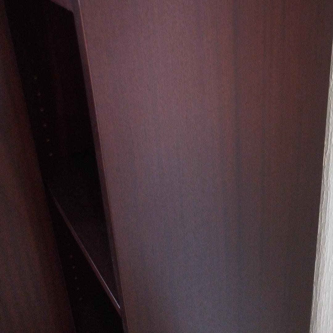 スライド式本棚　収納力にすぐれ、ガラス扉付き