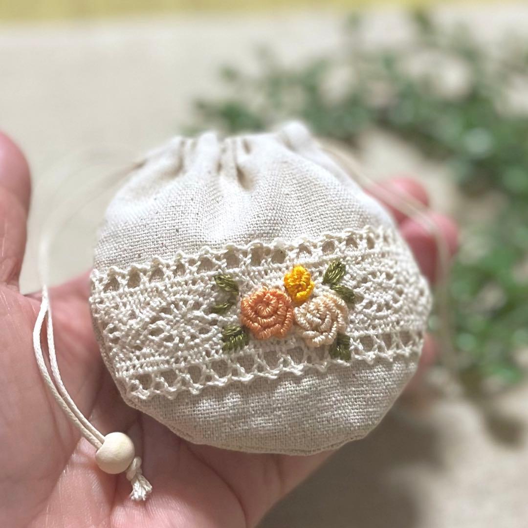 No.2306-63 手のひら巾着サシェ 香り袋 綿麻 ローズ刺繍 オレンジ