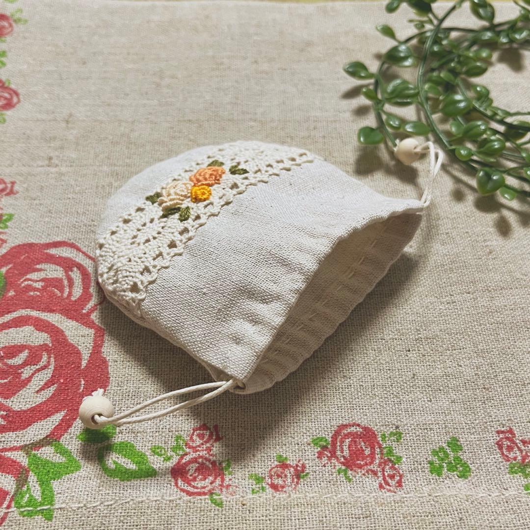 No.2306-63 手のひら巾着サシェ 香り袋 綿麻 ローズ刺繍 オレンジ