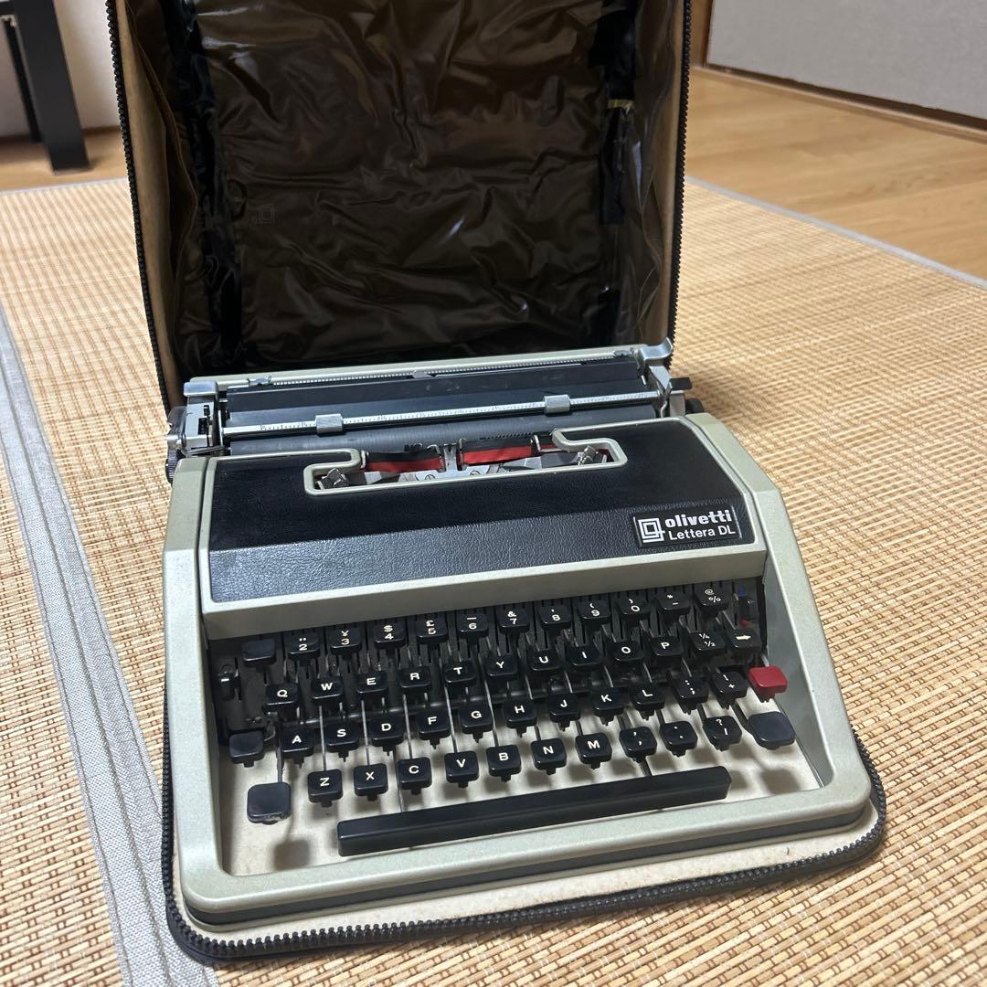 英文タイプライター　Olivetti lettera DL