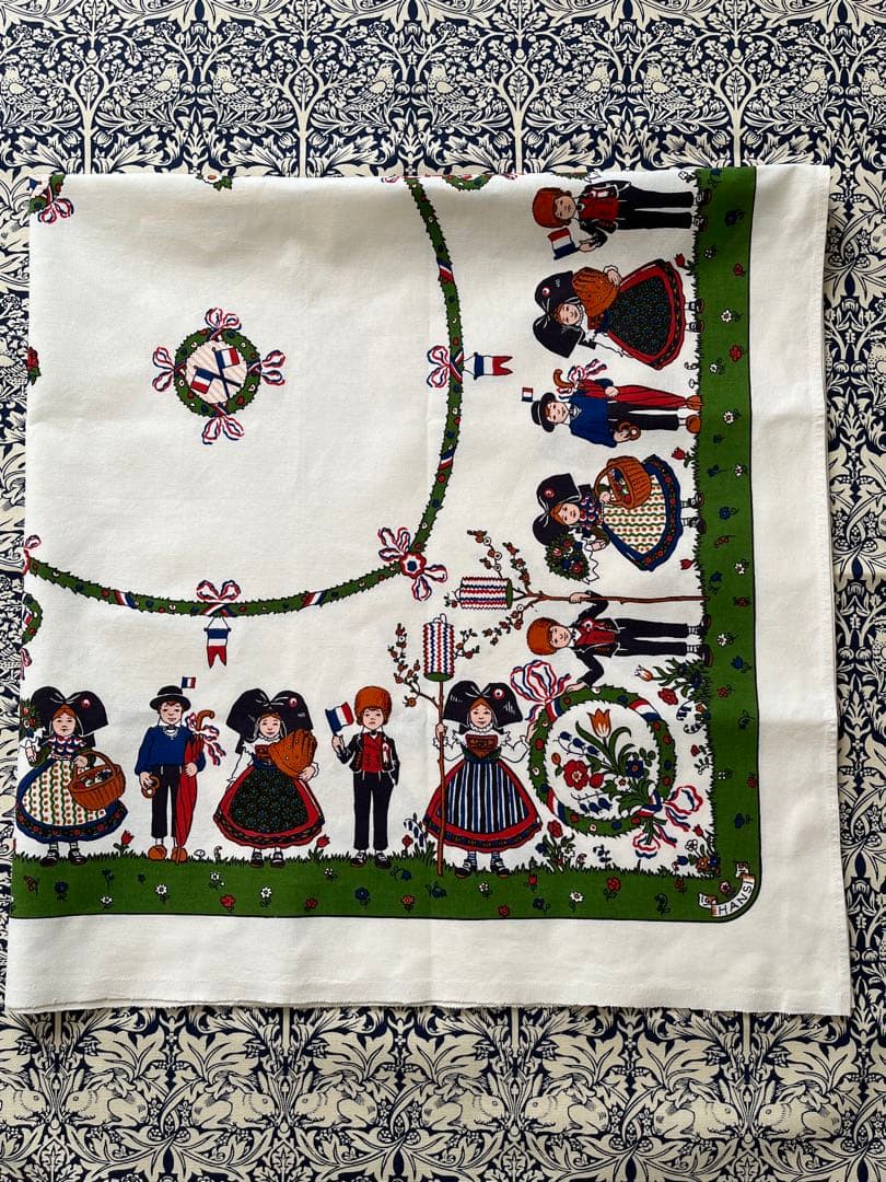 《新品希少》HANSIのテーブルクロス 100cm仏アルザスの伝統衣装モチーフ