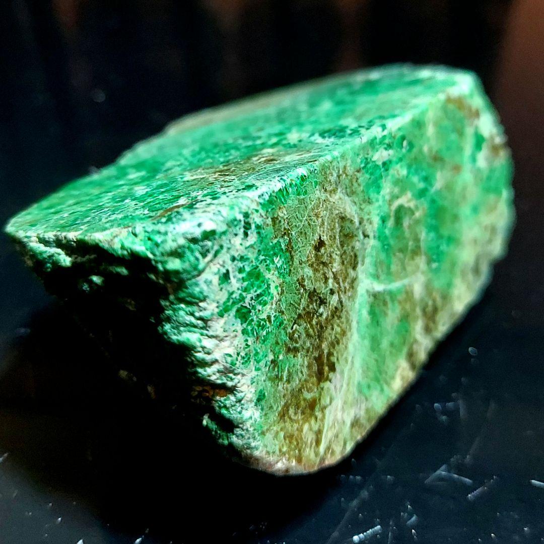 激レア 産出量少ない大きなヒスイ輝石コスモクロア モーシッシ 原石2面磨き508