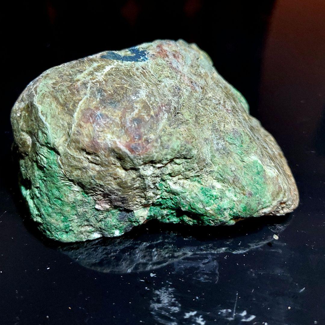 激レア 産出量少ない大きなヒスイ輝石コスモクロア モーシッシ 原石2面磨き508