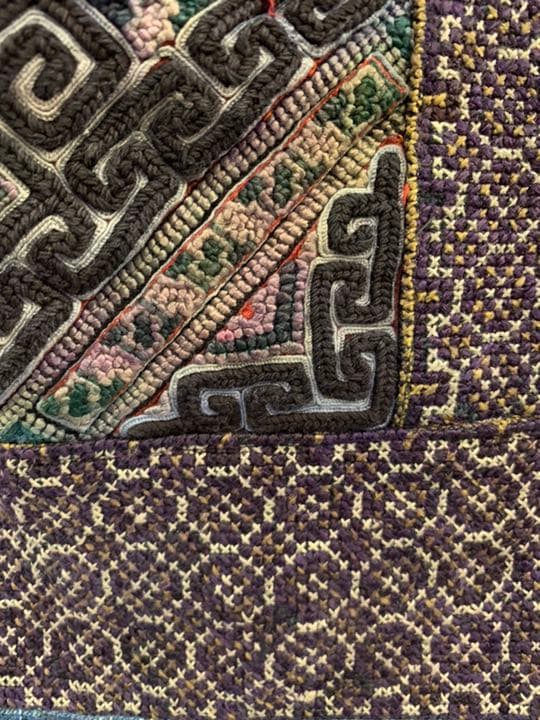 織物の国 ラオス黒モン族のハンドメイドクロスステッチ刺繍のクッションカバー