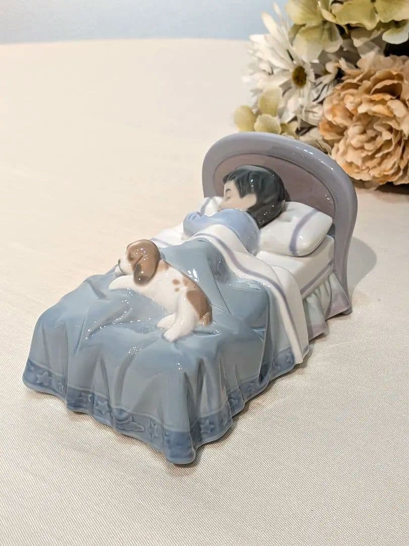 リヤドロ　僕とおねんね　綺麗　男の子　犬　ブルー　睡眠　ビーグル