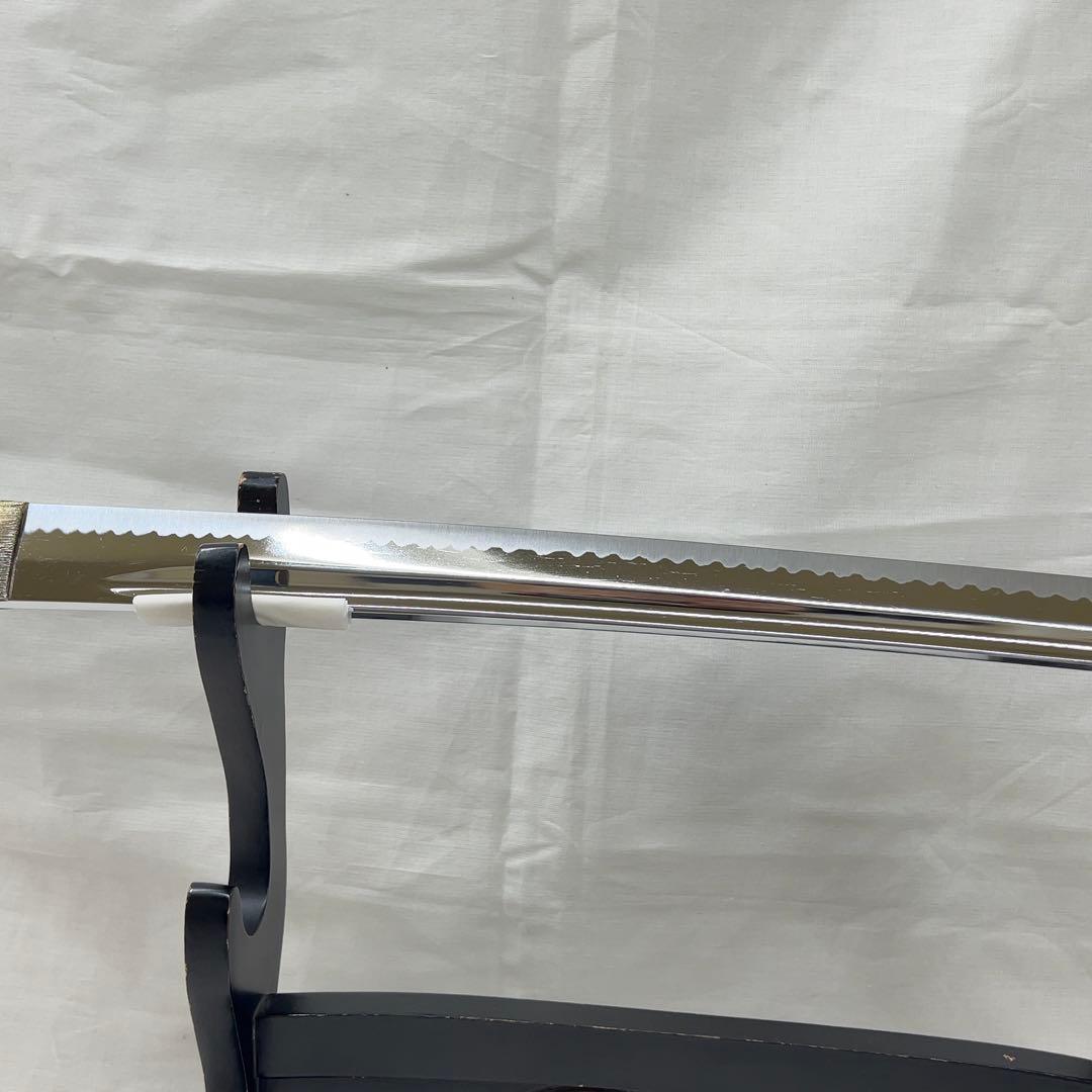 模造刀】太刀 樋入り 鶴鍔 透かし 全長97.0センチ 黒鞘 互の目