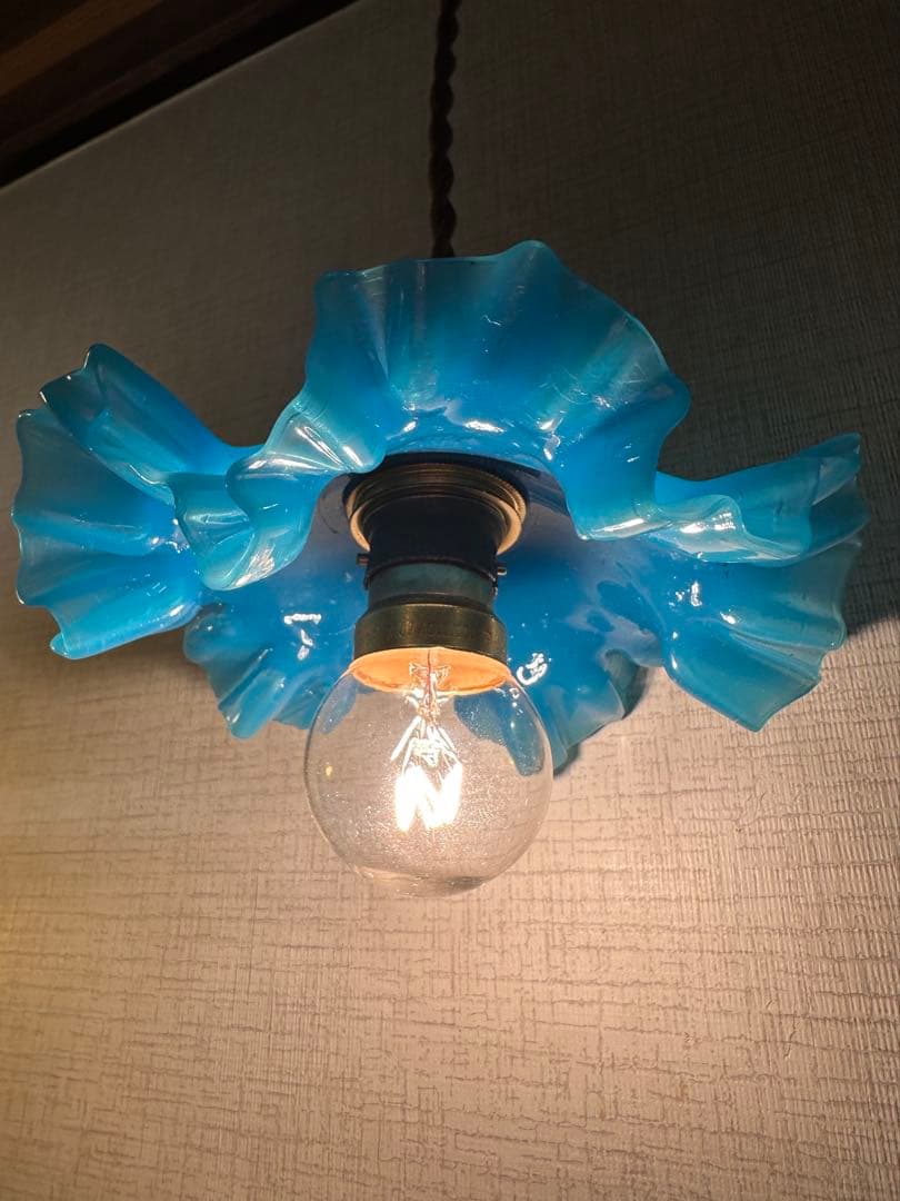 フランス アンティーク 乳白色ブルーオパリンガラスの可愛いお花アトリエランプ＊