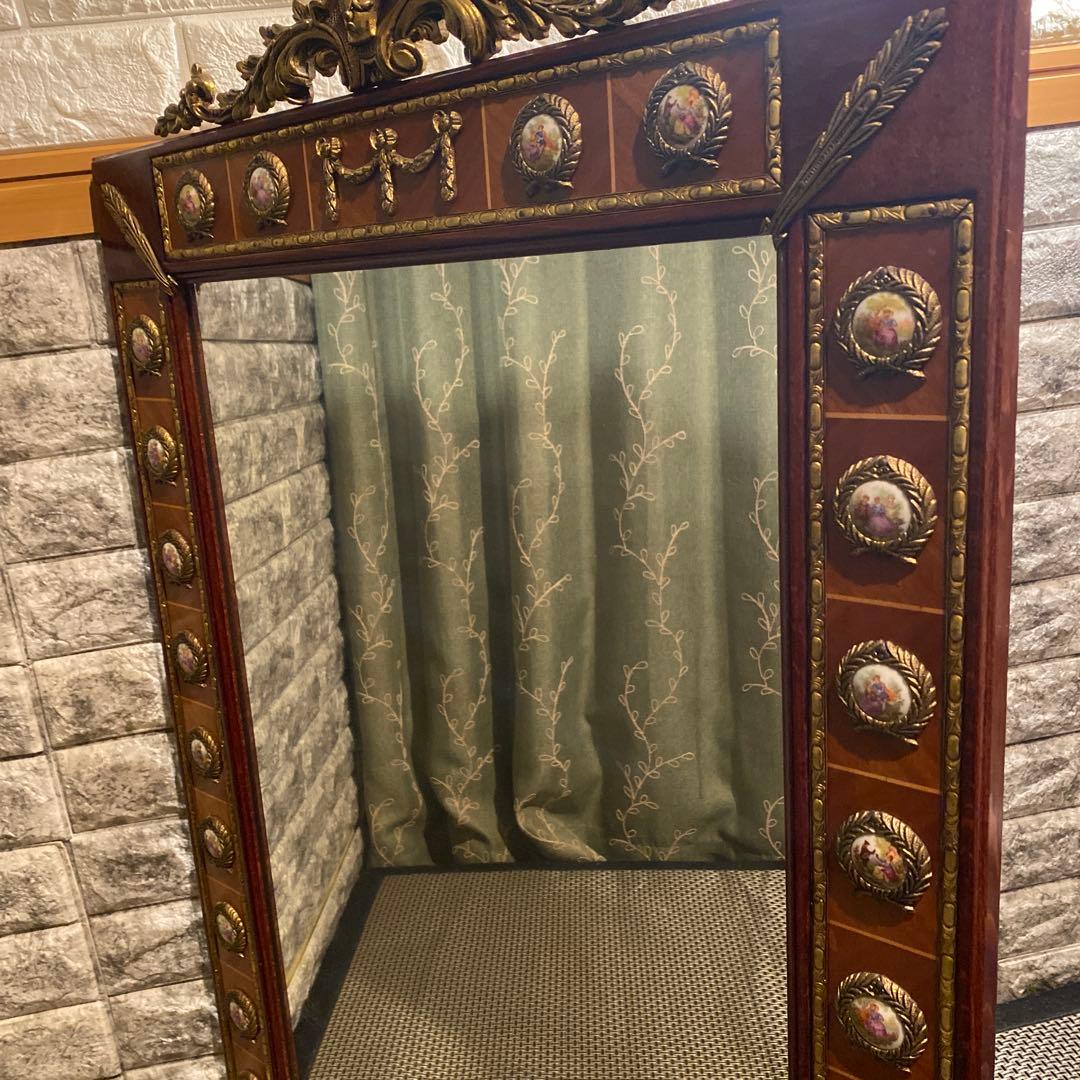 装飾的な壁掛け鏡 大きめ　フランスルイススタイルの鏡です。アンティーク