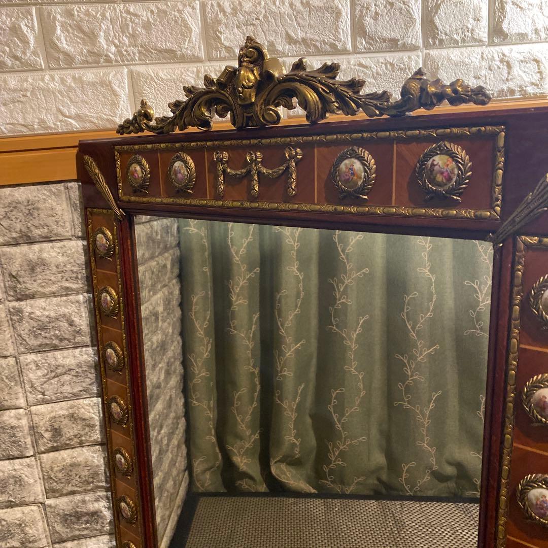 装飾的な壁掛け鏡 大きめ　フランスルイススタイルの鏡です。アンティーク